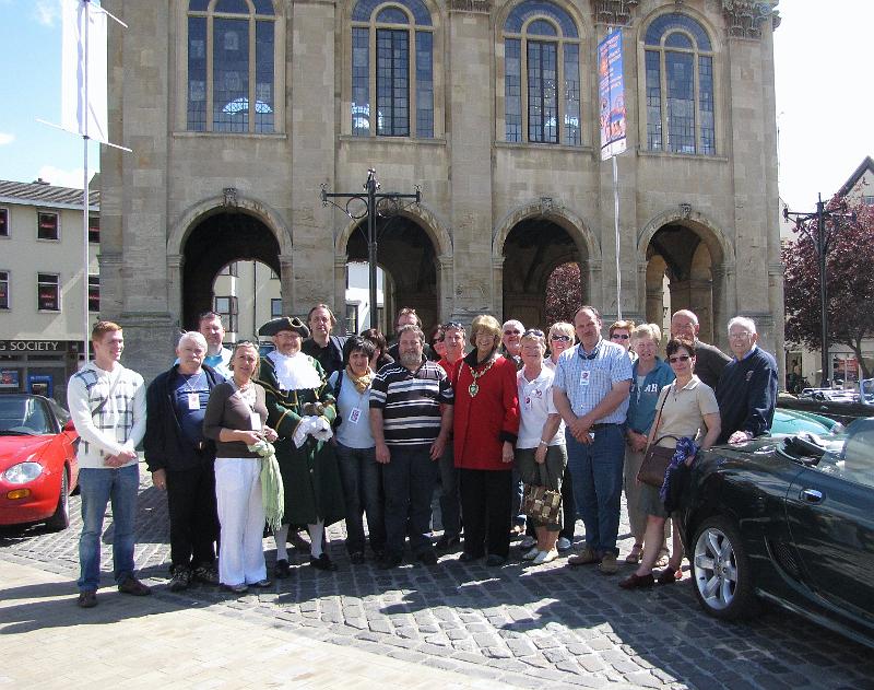Samen op de foto met de Burgemeester en Belleman in Abingdon.JPG